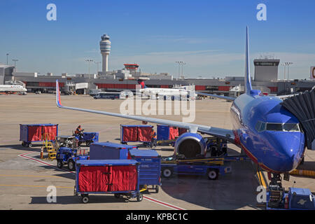 Atlanta, Georgia - Sud-ovest e getti di Delta su asfalto a Hartsfield - Jackson di Atlanta International Airport. Foto Stock