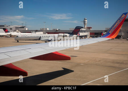 Atlanta, Georgia - Sud-ovest e getti di Delta su asfalto a Hartsfield - Jackson di Atlanta International Airport. Foto Stock