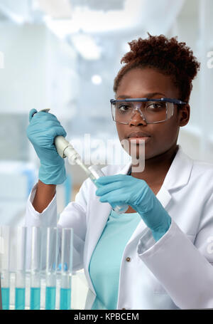 African-scienziato americano o studente laureato in camice protettivo e di opere di usura in laboratorio moderno Foto Stock