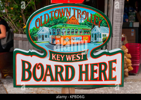 Il Trolley della Città vecchia Key West bordo qui segno per arrestare il tour turistico della City, Key West, Florida Foto Stock