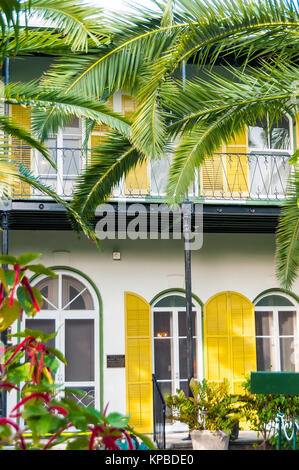 Ernest Hemingway Home & Museum persiane giallo, balcone e palme, Key West, Florida Foto Stock