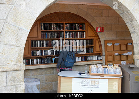 Una risoluzione molto alta nel tardo pomeriggio vista di un ebreo non identificato uomo cercando un libro di preghiera vicino al muro occidentale nella città vecchia di Gerusalemme giovedì 2 novembre 2017. Credito: Ron Sachs / CNP /MediaPunch Foto Stock