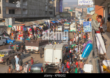 Etiopia ADDIS ABEBA,DECEMDER 23,2013.Il più grande mercato africano-Merkato in Etiopia ad Addis Abeba il 23 dicembre 2013 Foto Stock