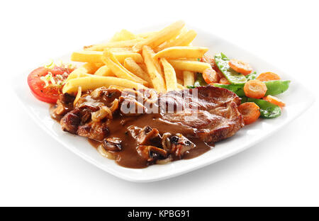 Bistecca di carne di maiale con patate fritte e insalata mista Foto Stock