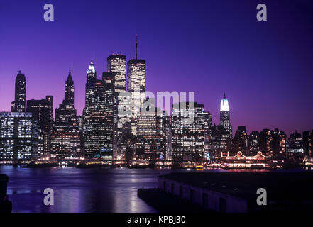 1987 storico porto di Brooklyn PIERS Twin Towers (©MINORU YAMASAKI 1973) DOWNTOWN skyline di Manhattan East River NEW YORK CITY USA Foto Stock