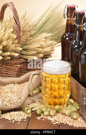 Bierkasten con bicchiere di birra Foto Stock