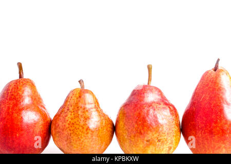 Ripe rosso pera, isolato su bianco Foto Stock