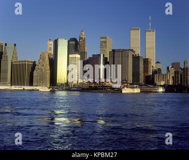 1989 storiche torri gemelle (©MINORU YAMASAKI 1973) skyline del centro EAST RIVER NEW YORK CITY USA Foto Stock