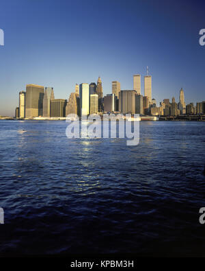 1989 storiche torri gemelle (©MINORU YAMASAKI 1973) skyline del centro EAST RIVER NEW YORK CITY USA Foto Stock