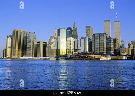 1989 storiche torri gemelle (©MINORU YAMASAKI 1973) skyline del centro EAST RIVER NEW YORK CITY USA Foto Stock