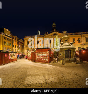 Il freddo inverno sera presso il mercatino di Natale sulla Stortorget Square nella Città Vecchia / Gamla stan, Stoccolma, Svezia e Scandinavia Foto Stock