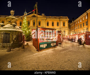 Il freddo inverno sera presso il mercatino di Natale sulla Stortorget Square nella Città Vecchia / Gamla stan, Stoccolma, Svezia e Scandinavia Foto Stock