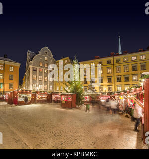 Il freddo inverno sera presso il mercatino di Natale sulla Stortorget Square nella Città Vecchia / Gamla stan, Stoccolma, Svezia e Scandinavia Foto Stock