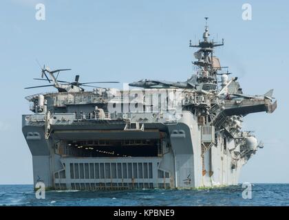 Gli Stati Uniti Navy Wasp-classe assalto anfibio nave USS Makin Island cuoce a vapore in corso Dicembre 11, 2014 nel Golfo di Aden. Foto Stock