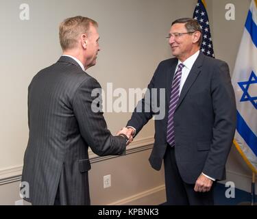 Stati Uniti Il vice Segretario della Difesa Patrick Shanahan (sinistra) soddisfa con Israele Ministero della difesa Direttore Generale Udi Adam al Pentagono Dicembre 7, 2017 a Washington, DC. Foto Stock