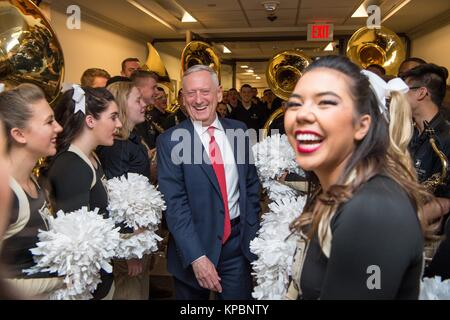 Stati Uniti Il Segretario della Difesa James Mattis cheers sull'U.S. Esercito Accademia Militare di West Point cavalieri neri football team durante un pep rally al Pentagono Dicembre 8, 2017 a Washington, DC. Foto Stock