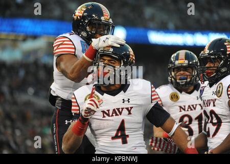 Stati Uniti Accademia navale aspiranti guardiamarina football giocatori di affrontare wide receiver Jamir Tillman dopo un touchdown durante gli Stati Uniti Esercito degli Stati Uniti Navy gioco di calcio al M&T Bank Stadium Dicembre 13, 2014 a Baltimora, Maryland. Foto Stock