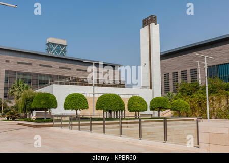 La piazza centrale del campus e la moschea di Re Abdullah Università di scienza e tecnologia, Thuwal, Arabia Saudita Foto Stock