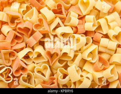 Sullo sfondo di un cuore di pasta a forma di Foto stock - Alamy