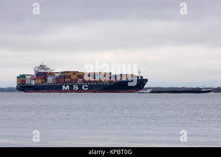 Hollern, Germania - 14 dicembre 2017: Contenitore nave MSC GINEVRA passando tanker DRESDEN II sul fiume Elba vicino ad Amburgo Foto Stock