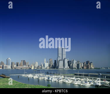 1992 storiche torri gemelle (©MINORU YAMASAKI 1973) skyline del centro del fiume Hudson MANHATTAN NEW YORK CITY USA Foto Stock