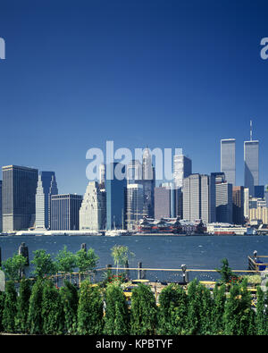 1992 storiche torri gemelle (©MINORU YAMASAKI 1973) skyline del centro EAST RIVER MANHATTAN NEW YORK CITY USA Foto Stock