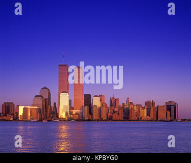 1998 storiche torri gemelle (©MINORU YAMASAKI 1973) skyline del centro del fiume Hudson MANHATTAN NEW YORK CITY USA Foto Stock