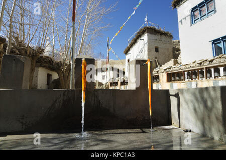 Approvvigionamento idrico pubblico adiacente ad una parete di Mani nel villaggio tibetano di Ghemi, Mustang Superiore regione, Nepal. Foto Stock