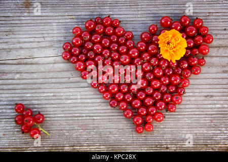 Forma di cuore dal ribes rosso. Amore come tema per San Valentino e di sfondo tema d'amore. Foto Stock