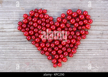 Forma di cuore dal ribes rosso. Amore come tema per San Valentino e di sfondo tema d'amore. Foto Stock