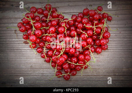 Forma di cuore dal ribes rosso. Amore come tema per San Valentino e di sfondo tema d'amore. Foto Stock