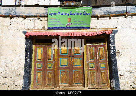 Tripla colorati porta di un negozio di souvenir in Lo Manthang, Mustang Superiore regione, Nepal. Foto Stock