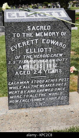 Il granito pietra tombale di Everett Edward Elliott morto in servizio nel 1912 Titanic disaster, Fairview cimitero, Halifax, Nova Scotia, Canada. 120 victi Foto Stock