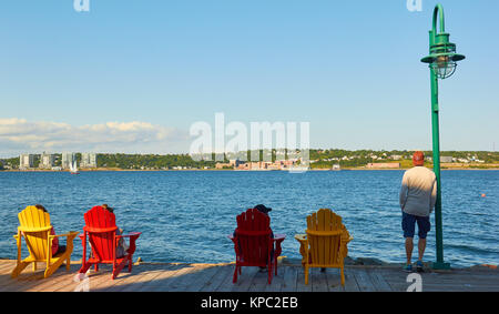 I turisti in un momento di relax a bordo d'acqua sul lungomare di Halifax boardwalk, Halifax, Nova Scotia, Canada Foto Stock