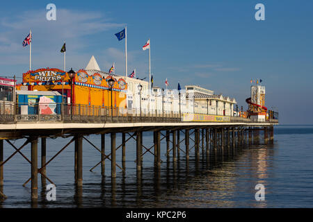 Il Paignton Pier il South Devon Coast ha molte attrazioni Foto Stock