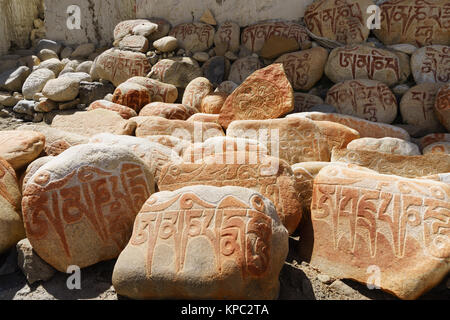 Mani pietre di preghiera, lo Manthang, Mustang Superiore regione, Nepal. Foto Stock