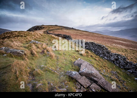 Guardando verso Y Garn sul Nantlle Ridge Mountain Range, Parco Nazionale di Snowdonia, Wales, Regno Unito Foto Stock