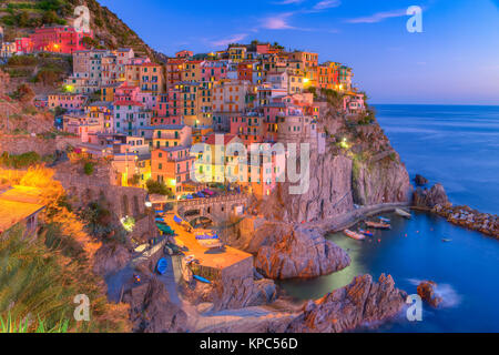 Una sera vista di lato della scogliera villaggio di Manarola, Cinque Terre Liguria, Italia, Europa. Foto Stock