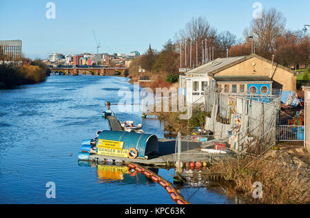 Segnale di avvertimento sul fiume Clyde a Glasgow per informare di sbarramento di marea in anticipo. Foto Stock