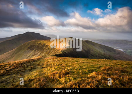 Trum y Ddysgl sul Nantlle Ridge Mountain Range, Parco Nazionale di Snowdonia, Wales, Regno Unito Foto Stock