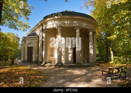 Il Tempio di Diana. Giardino inglese parco istituito da Helena Radziwiłł nel 1779 nel villaggio di Arkadia, voivodato di Lodz, Polonia. Foto Stock