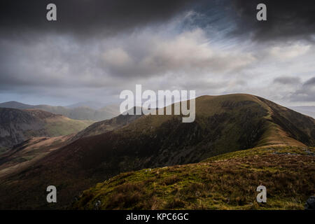 Trum y Ddysgl sul Nantlle Ridge Mountain Range, Parco Nazionale di Snowdonia, Wales, Regno Unito Foto Stock