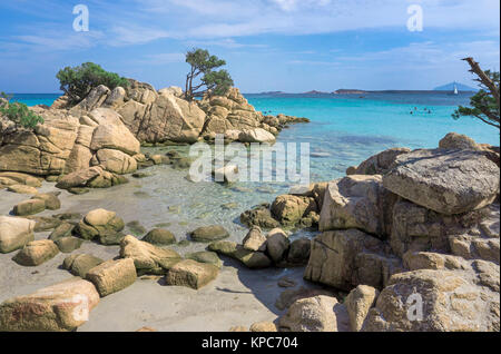 Spiaggia idilliaca con colore turchese del mare e le rocce di granito a Capriccioli, Costa Smeralda, Sardegna, Italia, mare Mediterraneo, Europa Foto Stock