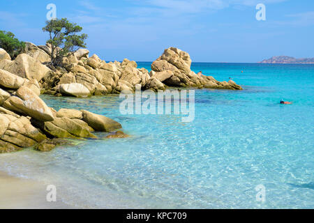 Spiaggia idilliaca con colore turchese del mare e le rocce di granito a Capriccioli, Costa Smeralda, Sardegna, Italia, mare Mediterraneo, Europa Foto Stock