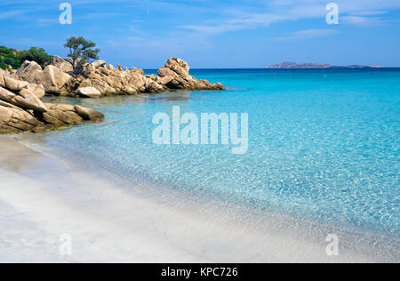 Le persone in spiaggia idilliaca con colore turchese del mare e le rocce di granito a Capriccioli, Costa Smeralda, Sardegna, Italia, mare Mediterraneo, Europa Foto Stock