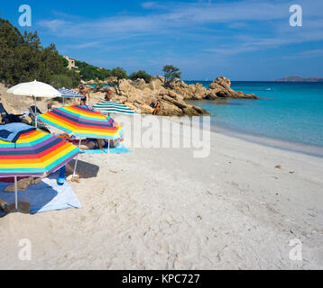 Le persone in spiaggia idilliaca con colore turchese del mare e le rocce di granito a Capriccioli, Costa Smeralda, Sardegna, Italia, mare Mediterraneo, Europa Foto Stock