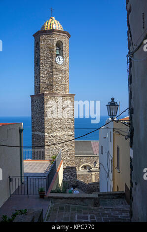 Il campanile della cattedrale non sa Antonio Abate presso il borgo antico di Castelsardo, Sardegna, Italia, mare Mediterraneo, Europa Foto Stock