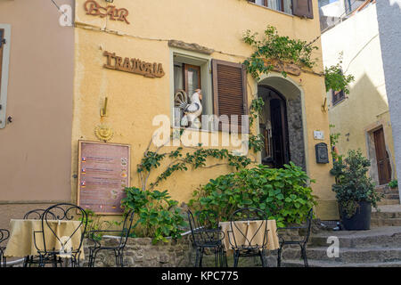 Ristorante in un vicolo, borgo antico di Castelsardo, Sardegna, Italia, mare Mediterraneo, Europa Foto Stock