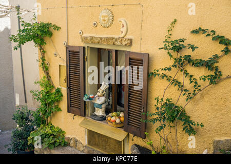 Finestra di un ristorante in un vicolo, borgo antico di Castelsardo, Sardegna, Italia, mare Mediterraneo, Europa Foto Stock