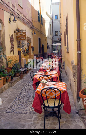Ristorante in un vicolo, borgo antico di Castelsardo, Sardegna, Italia, mare Mediterraneo, Europa Foto Stock